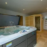 Luxurious With And Indoor Swimming Pool Сasa de vacaciones Saint-Sauveur-le-Vicomte
