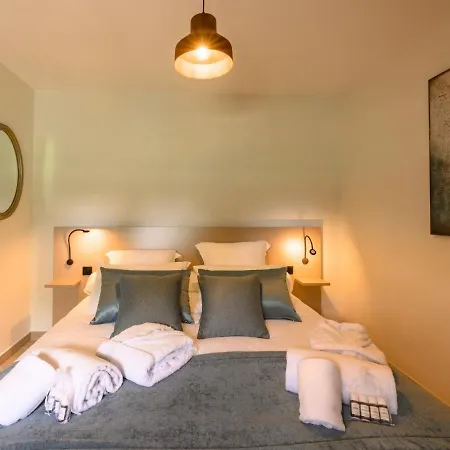 Luxurious With And Indoor Swimming Pool Semesterbostad *