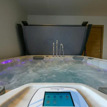 Luxurious With And Indoor Swimming Pool Hébergement de vacances