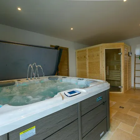 Luxurious With And Indoor Swimming Pool Hébergement de vacances Saint-Sauveur-le-Vicomte