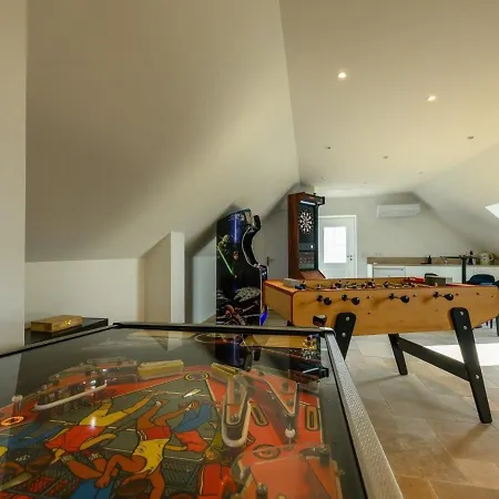 Semesterbostad Luxurious With And Indoor Swimming Pool