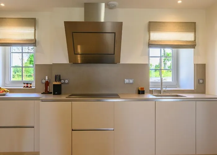 Vakantiehuis Luxurious With And Indoor Swimming Pool Saint-Sauveur-le-Vicomte