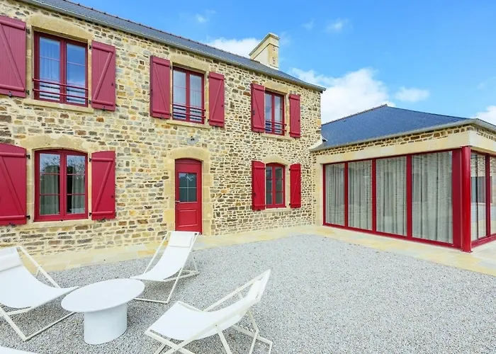 Luxurious With And Indoor Swimming Pool Vakantiehuis