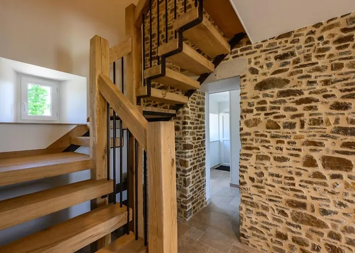 Luxurious With And Indoor Swimming Pool Vakantiehuis