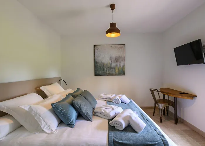 Luxurious With And Indoor Swimming Pool Vakantiehuis