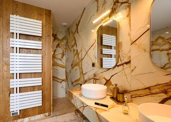 Luxurious With And Indoor Swimming Pool *