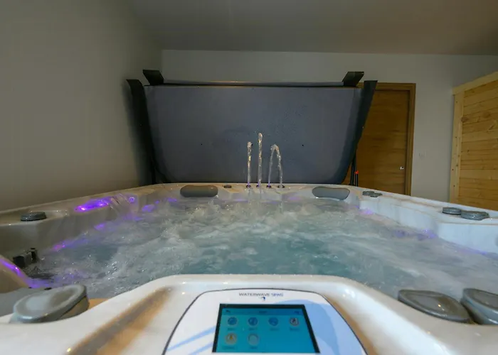 Luxurious With And Indoor Swimming Pool Vakantiehuis