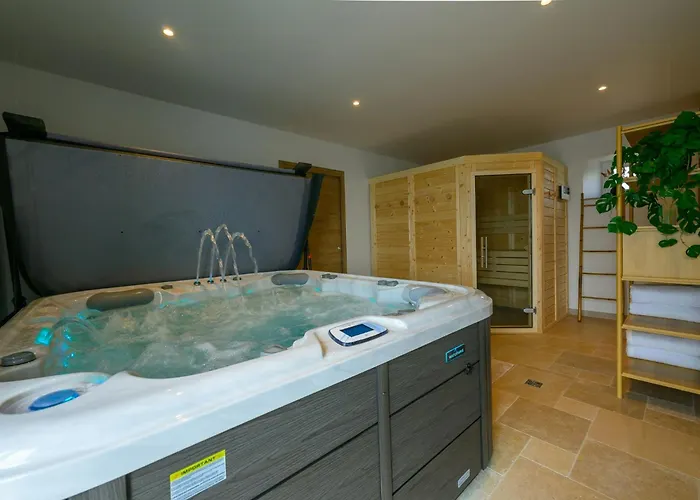 Luxurious With And Indoor Swimming Pool Vakantiehuis Saint-Sauveur-le-Vicomte